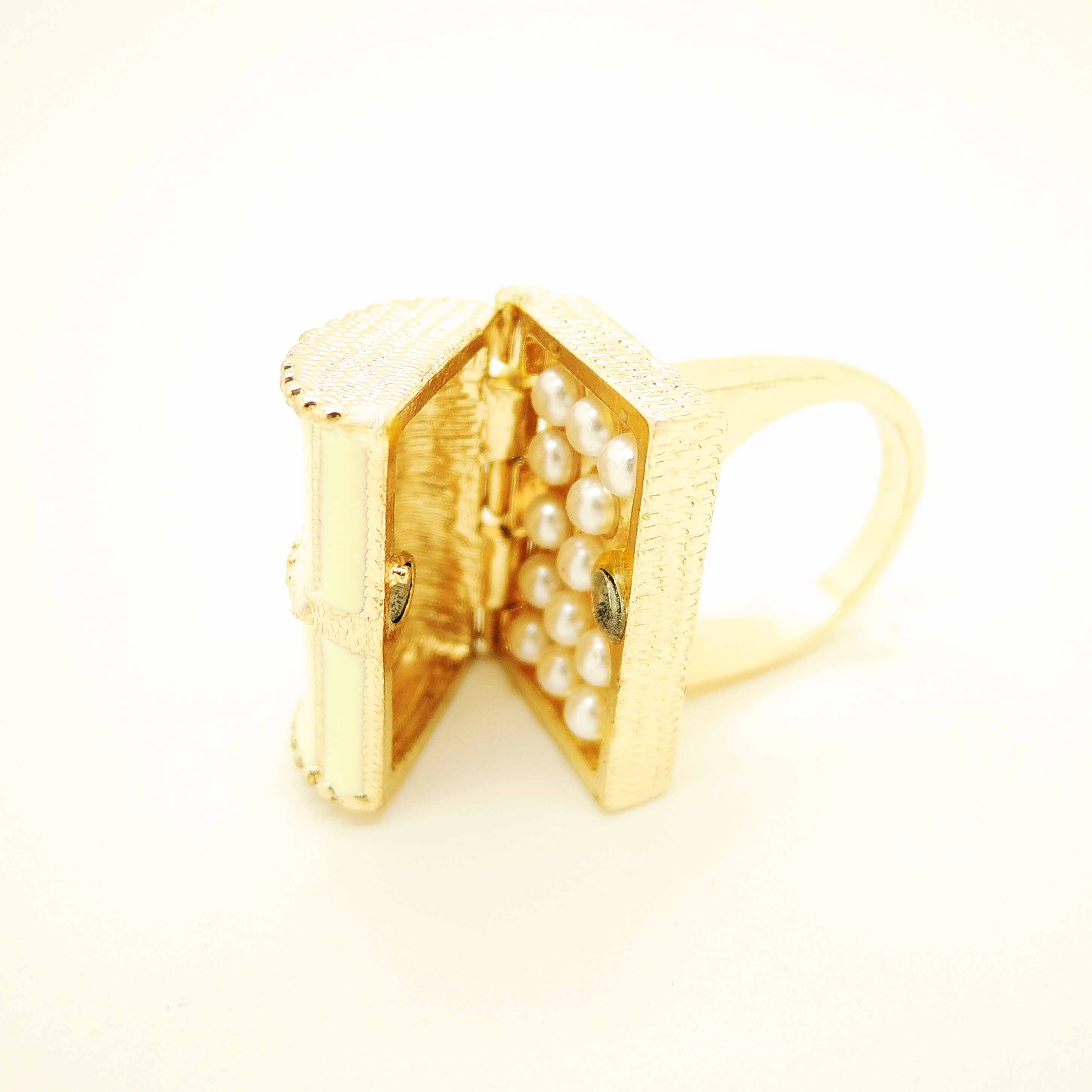 Treasure Box Ring on Luulla